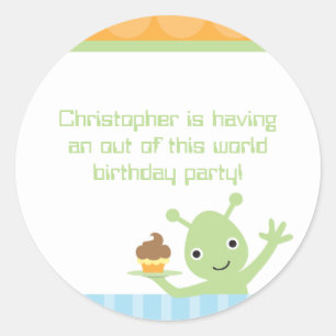Alienígena com etiquetas da festa de aniversário