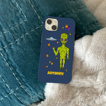 Alienígena Espacial com Saucer Voador Personalizad<br><div class="desc">Crie um presente personalizado fora deste mundo. Essa capa de telefone apresenta ilustrações de uma alienígena do espaço verde limão,  um disco-voador ou touro,  estrelas,  luas e planetas e está pronta para ser personalizada com um nome.</div>
