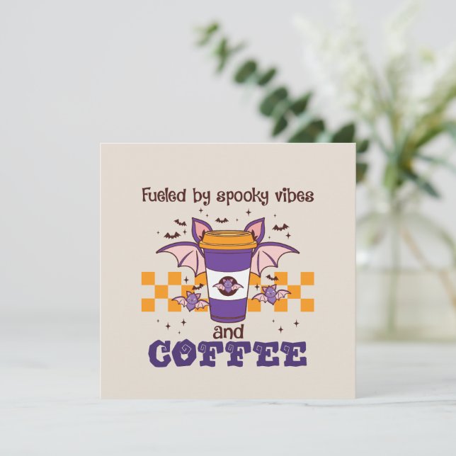 Alimentado por Spooky Vibes e Café - Bat Halloween (Em pé/Frente)