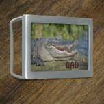 Alligator Fotografia Wildlife Monogramas<br><div class="desc">O Alligador Americano do Flórida Everglades aproxima-se e é pessoal. Personalize-o com as iniciais do seu homem. Excelente para aniversários, graduações e Dias de os pais, este gator sorri com um sorriso afiado de dentes. Esta é a fotografia original da vida selvagem por JLW_PHOTOGRAPHY.</div>