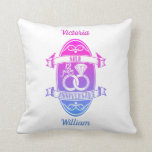 Almofada 12 anos de aniversário tradicional do casamento da<br><div class="desc">Você pode personalizar os nomes de marido e esposa. Se você quiser ajuda para personalizar este design, por favor, sinta-se à vontade para usar este botão de design, que está imediatamente abaixo deste texto. Um aniversário romântico de casamento projetado para pessoas celebrando 12 anos de casamento. Seda é o presente...</div>