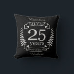Almofada 25 anos de casamento de prata<br><div class="desc">Uma design para celebrar 25 anos de casamento. Este design tem um design prateado (cinza) de louros em fundo preto. Prata é o presente tradicional para esta ocasião. O texto refere-se a Silver 25 anos de aniversário. Uma design romântica para comemorar seu 25 ano de casamento. Se você quiser alguma...</div>