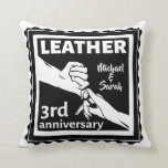 Almofada 3º aniversário do casamento com as mãos tradiciona<br><div class="desc">Se quiser ajuda para personalizar este design, use o botão Perguntar a este designer, logo abaixo deste texto. Esta design tem uma ilustração de um casal casado de mãos dadas, em preto e branco. A mão da mulher tem uma aliança de casamento. O texto lê couro do timer do 3º...</div>