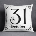 Almofada 31 de outubro Tipografia do Dia das Bruxas Negro e<br><div class="desc">Celebre o Halloween em estilo com este travesseiro decorativo de "31 de outubro" com simples inscrições decorativas em preto,  um sotaque assustador de aranha,  juntamente com um pergaminho e uma borda estelar num fundo branco.</div>