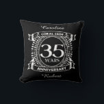 Almofada 35.º aniversário de casamento Coral Jade crest<br><div class="desc">Uma design romântica para celebrar o seu 35º ano de casamento. Se você quiser alguma ajuda para personalizar este design, por favor, entre em contato comigo, eles podem pedir a este botão do designer, logo abaixo deste texto. Esta crista de 35, 35 anos de aniversário de casamento tem o texto...</div>