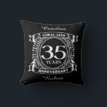 Almofada 35.º aniversário de casamento Coral Jade crest<br><div class="desc">Uma design romântica para celebrar o seu 35º ano de casamento. Se você quiser alguma ajuda para personalizar este design, por favor, entre em contato comigo, eles podem pedir a este botão do designer, logo abaixo deste texto. Esta crista de 35, 35 anos de aniversário de casamento tem o texto...</div>