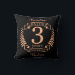 Almofada 3 anos de casamento<br><div class="desc">Uma design para celebrar 3 anos de casamento. Este design tem um design de louros cor de bronzeado (couro) sobre um fundo preto. O couro é o presente tradicional para esta ocasião. O texto refere-se a um aniversário de 3 anos de couro. Uma design romântica para comemorar seu terceiro ano...</div>