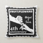 Almofada 4.º aniversário de casamento com mãos românticas<br><div class="desc">Se quiser ajuda para personalizar este design, use o botão Perguntar a este designer, logo abaixo deste texto. Esta design tem uma ilustração de um casal casado de mãos dadas, em preto e branco. A mão da mulher tem uma aliança de casamento. O texto diz 4.º aniversário de casamento e...</div>