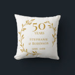 Almofada 50º Aniversário de Casamento<br><div class="desc">Celebre seu aniversário de casamento com estilo com este travesseiro elegante. Personalize este travesseiro comemorativo com a data do seu aniversário e nomes. Presente perfeito para o casal especial. Fácil de personalizar. Parabéns!</div>