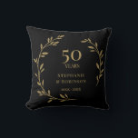 Almofada 50º aniversário de casamento do Ouro<br><div class="desc">Celebre seu aniversário de casamento em estilo com este travesseiro elegante. Personalize este travesseiro de manutenção com a data e os nomes do seu aniversário. Presente perfeito para o casal especial. Fácil de personalizar. Parabéns!</div>