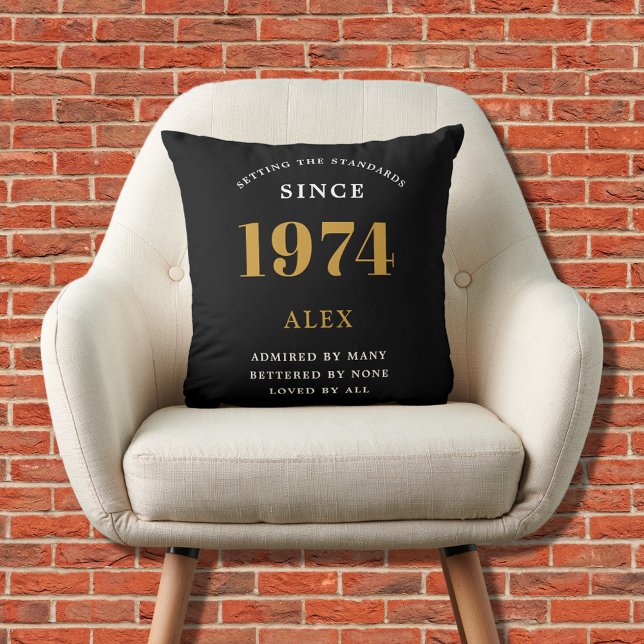 Almofada 50º Aniversário Nome 1974 Chic Dourado Negro Elega (50th Birthday Special 1974 Born Black Gold Chic Elegant Throw Pillow - Perfect for Home Décor.)