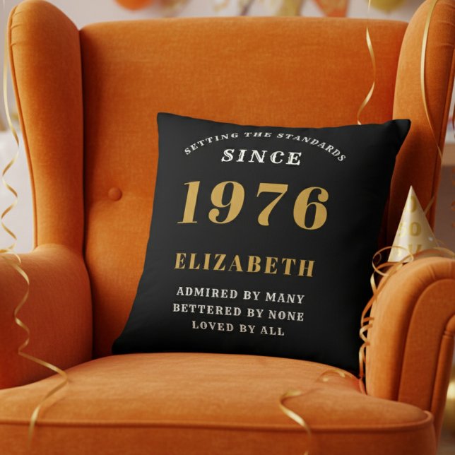 Almofada 50th Birthday Gift Personalized 1976 Black Gold (Personalized 50th birthday pillow on a vibrant orange velvet wingback chair)