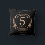 Almofada 5 anos de aniversário de casamento da madeira<br><div class="desc">Uma design para celebrar 5 anos de casamento. Este design tem um design de louros colorido (madeira) em tom de bronzeado sobre um fundo preto. A madeira é o presente tradicional para esta ocasião. No texto lê-se Wood 5 anos de aniversário. Uma design romântica para comemorar seu 5 ano de...</div>