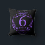 Almofada 6 anos de aniversário do casamento de ferro<br><div class="desc">Uma design para celebrar 6 anos de casamento. Este design tem um design de louros roxo (a cor tradicional para esta ocasião) num fundo preto. O ferro é o presente tradicional para esta ocasião. No texto lê-se Ferro 6 anos de aniversário. Uma design romântica para comemorar seu 6 ano de...</div>