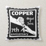 Almofada 7 de aniversário de casamento clássico<br><div class="desc">Se quiser ajuda para personalizar este design, use o botão Perguntar a este designer, logo abaixo deste texto. Essa design branca e preta tem as mãos de um casal casado com seus pequenos dedos unidos em um gesto romântico. Um design para a sua 7, sétimo aniversário de casamento. O texto...</div>