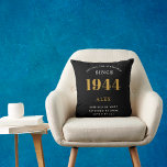 Almofada 80 Aniversário Nome 1944 Chic Preto Dourado Elegan<br><div class="desc">80 Birthday Special 1944 Nascer Black Dourado Chic Elegant Travesseiro decorativo - Perfect for Home Décor. Celebre seu marco 80 com nosso Travesseiro decorativo Chic Dourado e negro. Este travesseiro desenhado artificialmente não é apenas uma almofada, mas um tributo à sua jornada de ouro desde 1944. Feito com estilo e...</div>
