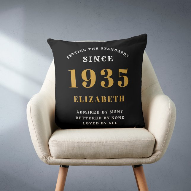Almofada 90 Birthday 1935, personalizada pela Dourada negra (Personalized 90 birthday throw pillow on a chair.)