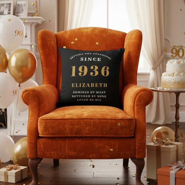 Almofada 90th Birthday Gift Personalized 1936 Black Gold (A "Since 1936" pillow on an orange velvet armchair in a 90th birthday decorated room)