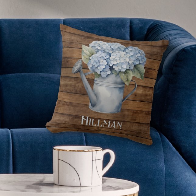 Almofada A Águas Rustic Blue Hydrangea Pode Ser Personaliza (Rustic Blue Hydrangea Watering Can Personalized Throw Pillow
)