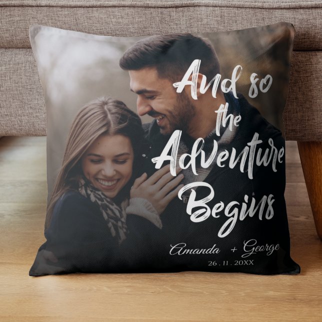 Almofada A AVENTURA BONITA Elegante COMEÇA A Citar O Casame (Elegant Cute ADVENTURE BEGINS Quote Photo Wedding Throw Pillow)