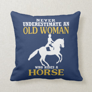 Almofada A mulher adulta monta o cavalo