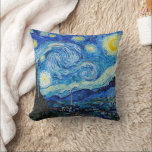 Almofada A Noite Estrelada | Van Gogh |<br><div class="desc">A Noite Estrelada é uma pintura a óleo na canvas do pintor holandês Poste-impressionista Vincent van Gogh. Pintado em junho de 1889, ele mostra a visão da janela voltada para leste de sua sala de asilo na Santo-Rémy-de-Provence, pouco antes do nascer do sol, com a adição de uma vila imaginária....</div>