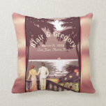 Almofada A praia | do vintage do art deco cora rosa<br><div class="desc">Do "um travesseiro decorativo da praia art deco" do vintage que descreve um casal no amor que negligencia uma opinião bonita da baía em uma ilha tropical. Clique a PERSONALIZAÇÃO ELE botão para personalizar com suas próprias preferências do texto & da pia batismal. Os convites do casamento, as etiquetas, os...</div>