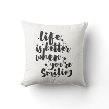 A vida é melhor ao sorrir - travesseiro inspirado