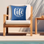 Almofada A vida piscina é melhor<br><div class="desc">Faça uma declaração para sua casa ou dê como presente divertido,  este travesseiro ao ar livre apresenta seu nome de família,  ano estabelecido,  e "as praias do cuz da vida Piscina são salgadas" em letra chic. Altere a cor com as ferramentas Zazzle Edit.</div>