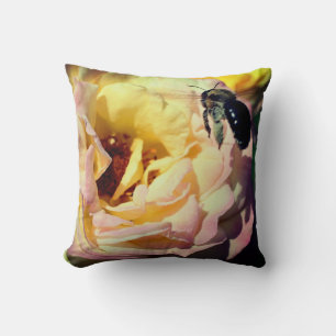Almofada Abelha Bumble Voando Em Rosa Rosa Fechar