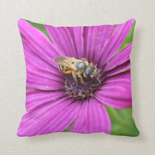 Almofada Abelha em um travesseiro decorativo da flor