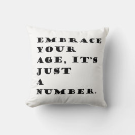 Almofada Abrace a sua idade, é apenas uma citação numérica
