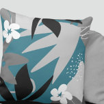 Almofada Abstrato artístico-botânico | Turquesa e Cinzas<br><div class="desc">O travesseiro decorativo moderno apresenta um design botânico abstrato artístico em uma paleta de cor azul-turquesa e cinza com sotaque preto e branco. Essa composição de abstrato é construída no estilo Memphis em combinações de folhas e flores orgânicas, que se sobrepõem e se entrelaçam para formar um padrão botânico tropical...</div>