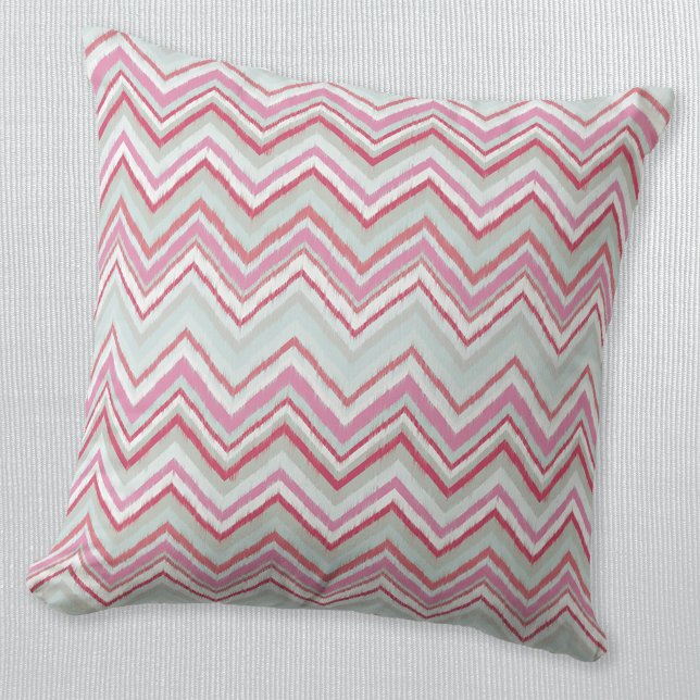 Almofada Abstrato Verde-Rosa-Rosa-Ikat Chevron Moderno (Modern pink and mint green abstract geometric Ikat chevron zigzag stripe pattern throw pillow)