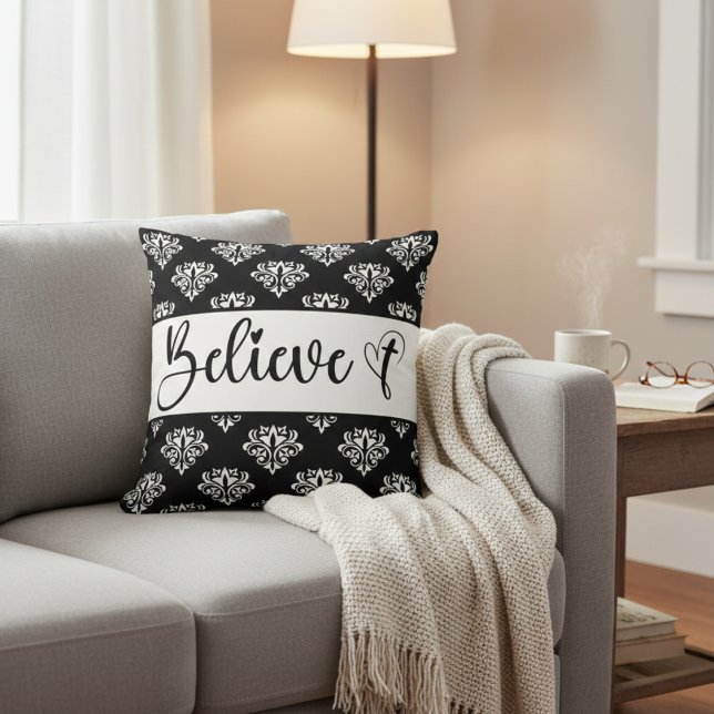 Almofada Acredite em cristão negro, preto, manuscrito moder (Believe Modern Script Black White Damask Christian Throw Pillow)