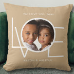 Almofada Adoramos Você Pai Personalizado Tan Fotográfico<br><div class="desc">Este Travesseiro de Fotografia do We Love You Pai é decorado com a palavra LOVE em tipografia branca em fundo bronzeado. Facilmente personalizável com sua foto e seu nome. Perfeito como presente de Dia de os pais.</div>