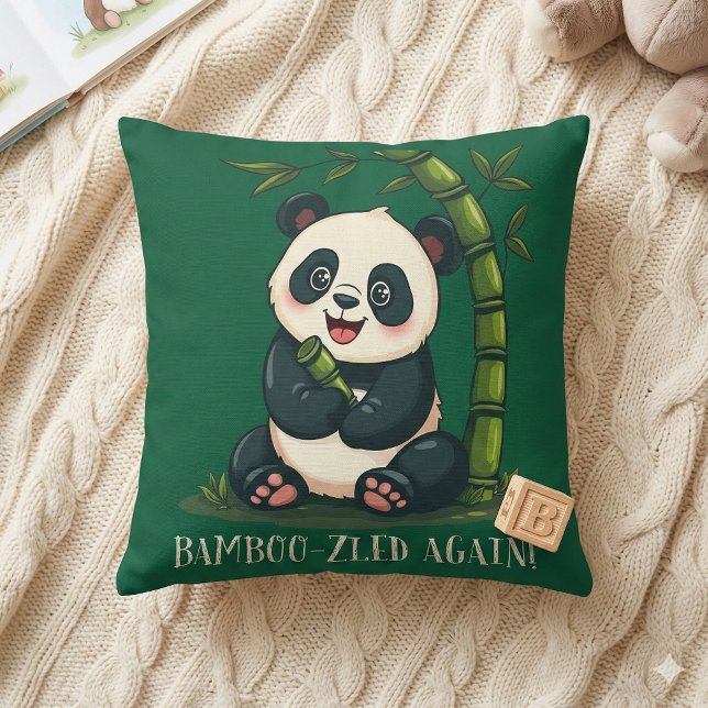 Almofada Adorável Panda Hugging Bamboo - Cartoon Verde (Adorable Panda Hugging Bamboo Cute Cartoon Green Throw Pillow Mockup A)
