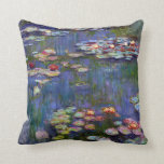 Almofada Água Lily Pond, Monet<br><div class="desc">Oscar-Claude Monet (14 de novembro de 1840 - 5 de dezembro de 1926) era pintor francês, fundador da pintura impressionista francesa e o praticante mais consistente e prolífico da filosofia do movimento de expressar as suas percepções antes da natureza, especialmente quando aplicada à pintura da paisagem aérea. O termo "Impressionismo"...</div>