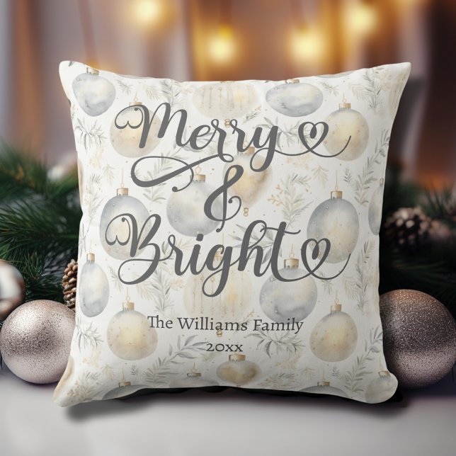 Almofada Alegre e Brilhante Ouro Prata Natal Personalizado (Merry and Bright Custom Gold and Silver Christmas Throw Pillow with Ornaments, Family Name, Year.)