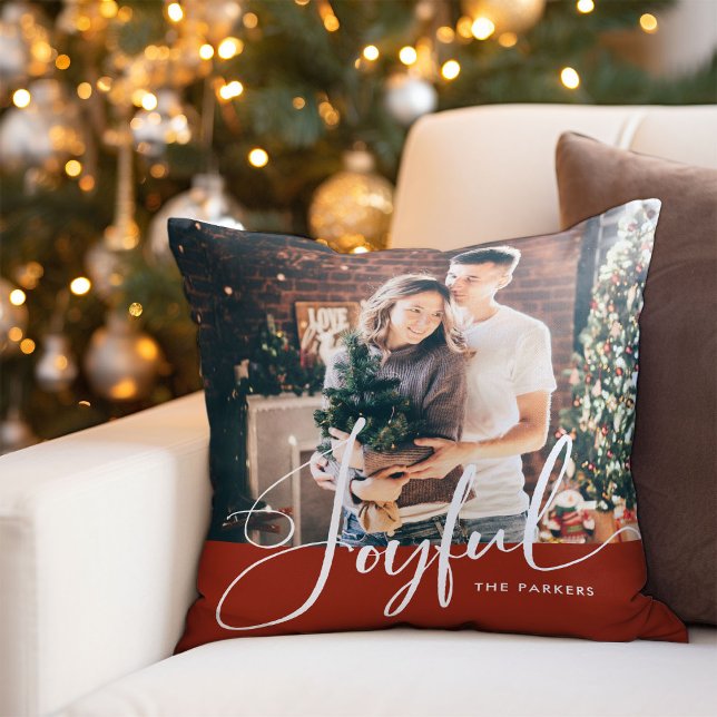 Almofada Alegria | Roteiro Elegante e Vermelho de Natal Fot (An elegant holiday family photo pillow with modern script calligraphy)