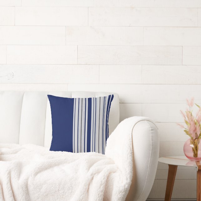 Almofada Alfinete com risca azul e branca com acentos preto (Sofá)