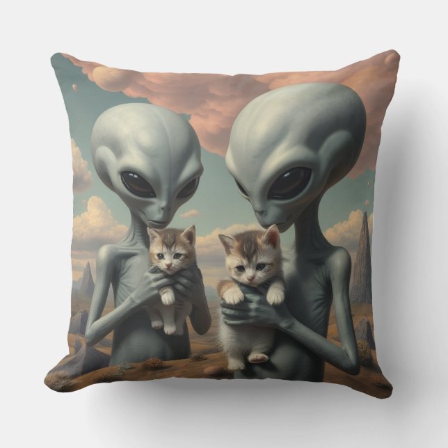 Almofada Aliens cinzas Segurando Gatinhos (Frente)