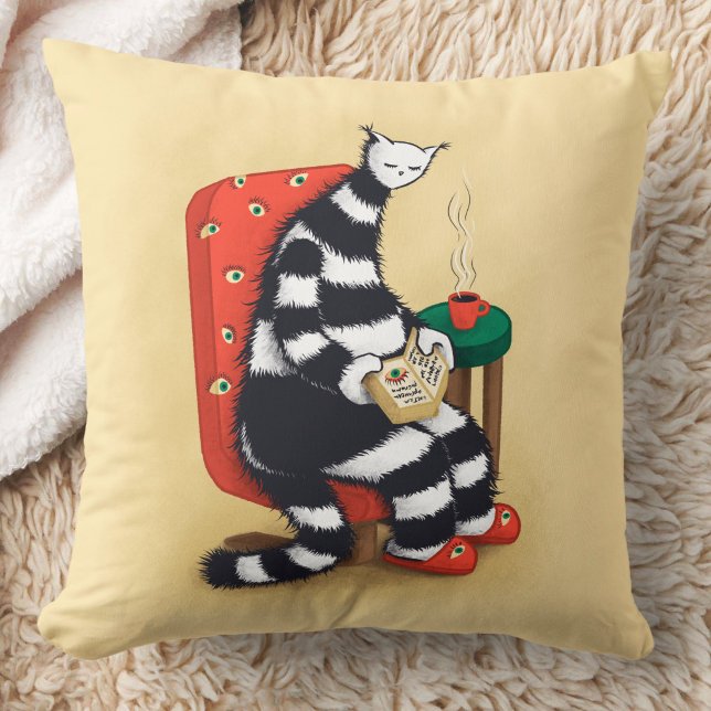 Almofada Amante de Livros de Gato (close up of a pillow opn floor with image of weird cat reading book
)