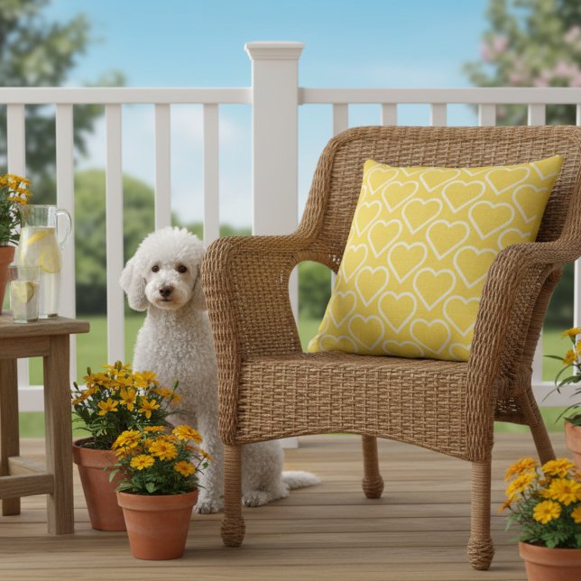 Almofada Amarela de 20x20 para Exterior com Impres (Large yellow outdoor pillow with a heart print.)