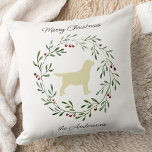 Almofada Amarelo Labrador Feliz Natal Labrador Retriever<br><div class="desc">Desorte sua casa nesta temporada de festas com este elegante labrador amarelo de Natal Feliz em um travesseiro de coroa e decor correspondente. Este travesseiro de natal labrador amarelo será um favorito entre amantes do labrador. Visite nossa coleção para combinar cartões de natal em laboratório preto, decoração doméstica e presentes....</div>