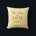 Almofada Amarelo manteiga pastel o casamento do casal nome<br><div class="desc">Para amantes como nós</div>