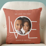 Almofada Ame Você Foto Do Pai Personalizada<br><div class="desc">Este Travesseiro de Foto Amo-Te Pai é decorado com a palavra AMOR em tipografia branca num fundo de terracota ferrugem. Facilmente personalizável com sua foto e seu nome. Perfeito como presente de Dia de os pais.</div>