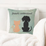 Almofada Amigos Compreendem Bestias De Gato De Cão<br><div class="desc">Simples, direto e a verdade — Amigos compreendem — como exemplificado por esta maravilhosa amizade entre gatos e cães — contra um travesseiro verde texturizado. Se você precisar de assistência ou tiver perguntas sobre design, basta enviar um e-mail para charmdesignstudio@rcn.com e ficaremos muito satisfeitos em ajudá-lo. Pode mudar a mensagem...</div>