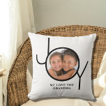 Almofada Amo-Te, Avó Foto Personalizada<br><div class="desc">Este Travesseiro Fotográfico na moda é decorado com a palavra JOY e diz "Nós Te Amo Vovó." Facilmente personalizável com seu fazer fotográfico, este é um presente perfeito para a vovó.</div>