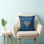 Almofada Amor e Azul Dourado Hanukkah Menorah<br><div class="desc">Um travesseiro decorativo de Amor e Chanucá Leve e Bonito para uma família judia. Personalize este bonito decoro doméstico com seu próprio sobrenome ou informações de grupo em azul sob o bonito menorá dourado.</div>